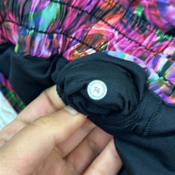 Lululemon Hotty Hot Low Rise Short 2.5" Hyper Flow Pink Multi / Black - Picture 3 of 4